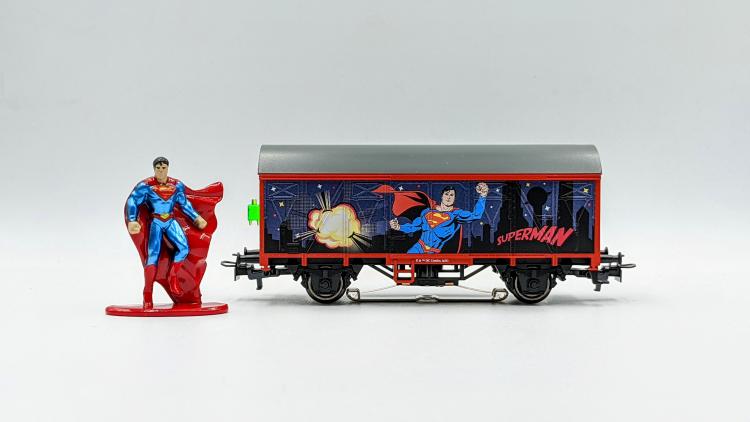 *PROMOS* - WAGON COUVERT SUPERMAN + FIGURINE DE SUPERMAN EN METAL (DC Comics)