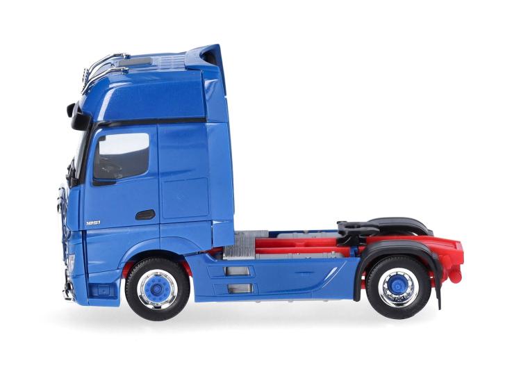 TRACTEUR MERCEDES BENZ MB ACTROS GIGASPACE A 2 ESSIEUX BLEU AVEC PARE-BUFFLE ET RAMPE DE LAMPE SUR LE TOIT