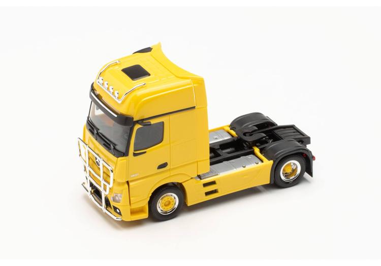 TRACTEUR  MERCEDES BENZ MB ACTROS GIGASPACE A 2 ESSIEUX JAUNE AVEC PARE-BUFFLE ET RAMPE DE LAMPE SUR LE TOIT