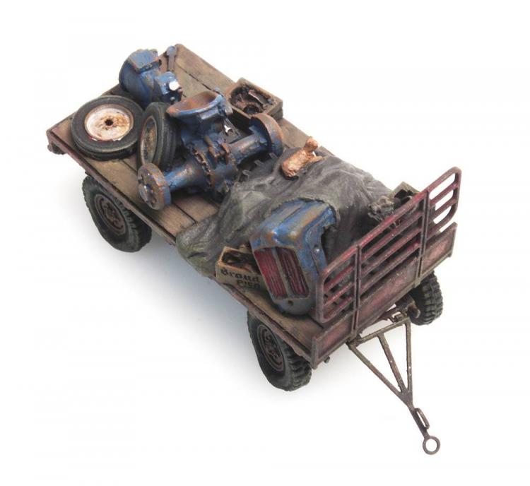 CHARRETTE A FOIN ROUILLE CHARGE DE VIEUX OBJETS