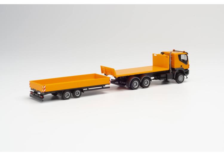 CAMION PORTEUR A PLATEAU IVECO TRAKKER 6X6, 3 ESSIEUX AVEC REMORQUE 2 ESSIEUX SURBAISSEE ORANGE