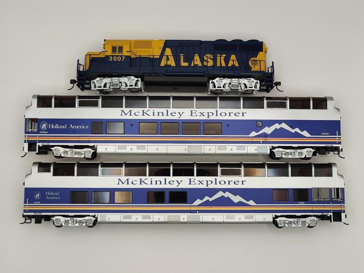 COFFRET DE DEPART - MCKINLEY EXPLORER LOCOMOTIVE DIESEL EMD GP40 + 2 VOITURES - SANS RAILS
