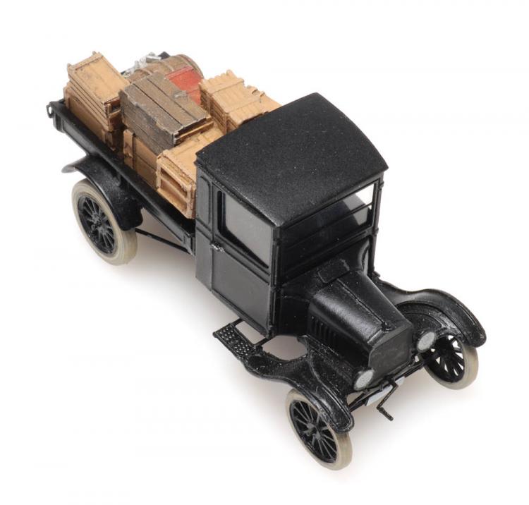 PETIT CHARGEMENT POUR CAMION (25MM X 14MM) COMPOSE DE CAISSES BIDONS ET TONNEAU