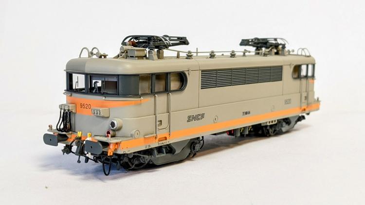 LOCOMOTIVE ELECTRIQUE BB 9520 SNCF, GRIS BETON/ORANGE BANDE ORANGE SUR LA TRAVERSE TAMPON, LOGO NOUILLE DEPOT: AVIGNON - AC 3 RAILS DIGITAL SOUND