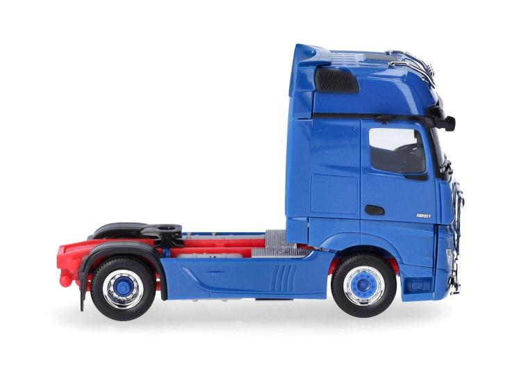 TRACTEUR MERCEDES BENZ MB ACTROS GIGASPACE A 2 ESSIEUX BLEU AVEC PARE-BUFFLE ET RAMPE DE LAMPE SUR LE TOIT