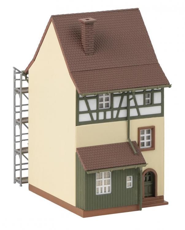 MAISSON DE VIELLE VILLE AVEC ECHAFAUDAGE