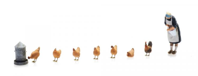 FERMIERE AVEC POULES - PEINT