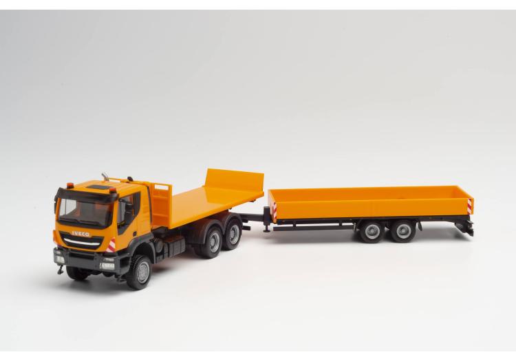 CAMION PORTEUR A PLATEAU IVECO TRAKKER 6X6, 3 ESSIEUX AVEC REMORQUE 2 ESSIEUX SURBAISSEE ORANGE