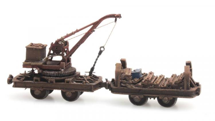 2 LORRIES CHARGEES ACCESSOIRES DE REPARATION ET GRUE - NON MOTORISEE