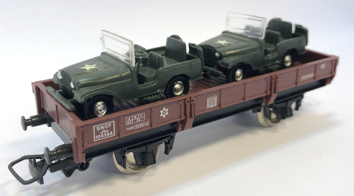 WAGON PLAT A BOGIES AVEC CHARGEMENT MILITAIRE SNCF - NEUF SOUS CELLOPHANE