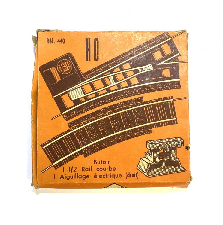 1/2 RAIL COURBE + 1 AIGUILLAGE ELECTRIQUE (DROIT) + 1 BUTOIR HO