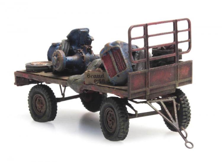 CHARRETTE A FOIN ROUILLE CHARGE DE VIEUX OBJETS