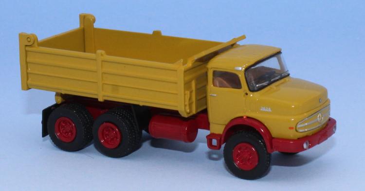 CAMION MB LAK 2624 A BENNE BASCULANTE JAUNE CHASSI ROUGE FONCE 1970