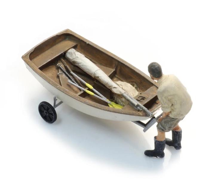 VOILIER OPTIMIST SUR REMORQUE ET FIGURINE