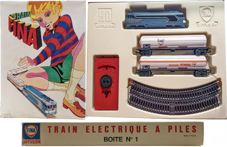 COFFRET PUBLICITAIRE TRAIN ELECTRIQUE A PILES - LOCOMOTIVE DIESEL SNCF 67001 + WAGONS CITERNES FINA