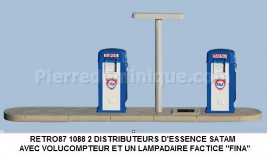 2 DISTRIBUTEURS D'ESSENCE SATAM  AVEC VOLUCOMPTEUR ET UN LAMPADAIRE FACTICE ''FINA''