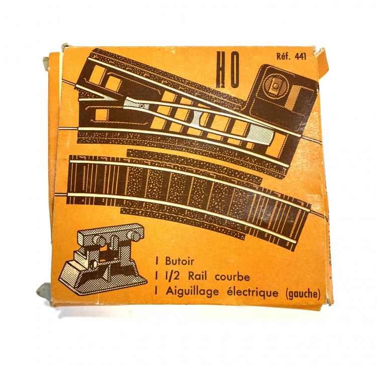 1/2 RAIL COURBE + 1 AIGUILLAGE ELECTRIQUE (GAUCHE) + 1 BUTOIR HO