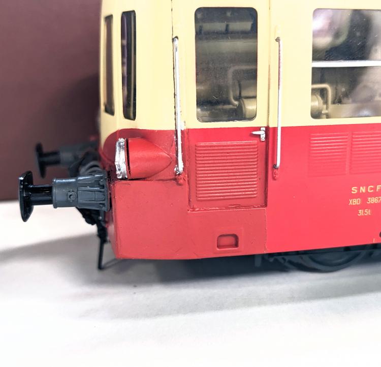 AUTORAILS PICASSO X3867 DOUAI SNCF - DEUX PEINTURES ROUGE DIFFERENTE