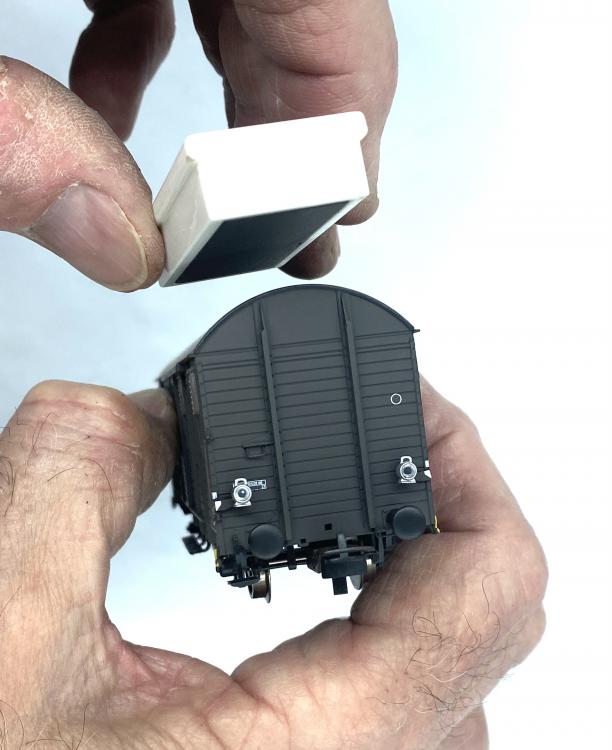 WAGON COUVERT K SNCF AVEC FEUX DE FIN DE CONVOI