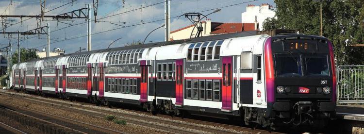 LOCOMOTIVE ELECTRIQUE Z5600 & FAUSSE MOTRICE RER C & GARE DE LYON+ 2 VOITURES VOYAGEURS SNCF - DIGITAL SOUND ECLAIREE - (A RESERVER)