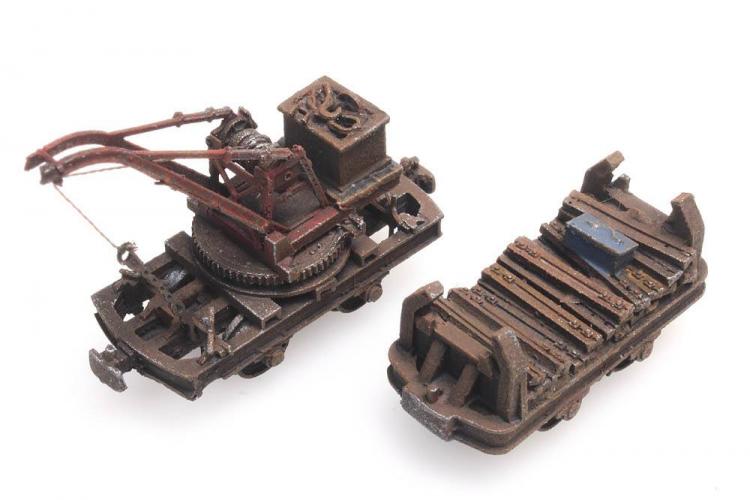 2 LORRIES CHARGEES ACCESSOIRES DE REPARATION ET GRUE - NON MOTORISEE