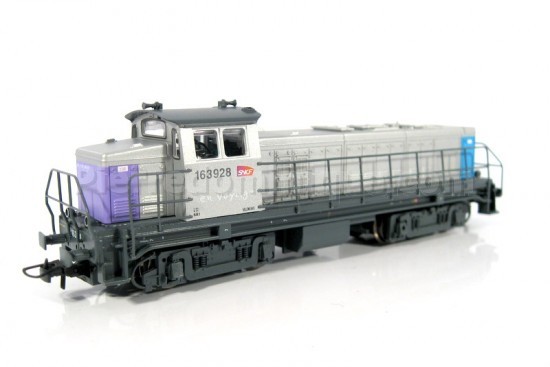 LOCOMOTIVE DIESEL BB 163928 en voyage SNCF