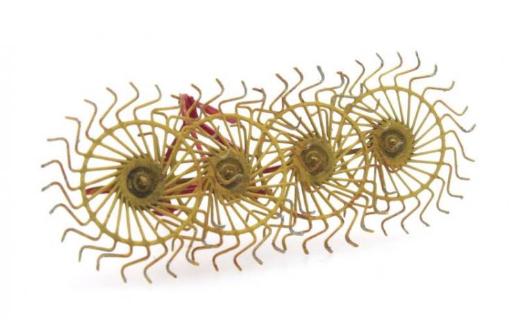 MACHINE DE FENAISON ROUGE ET JAUNE