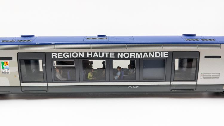 AUTORAIL X73500 LIVREE REGION HAUTE NORMANDIE GRAND LOGO TER SNCF - ECLAIRAGE INTERIEUR + FEUX INVERSE, DETAILLE AVEC PERSONNAGES