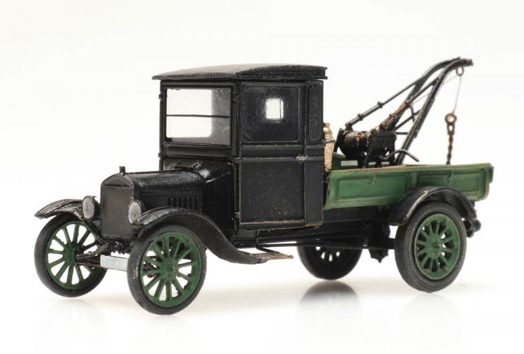 CAMION PORTEUR FORD MODEL TT DEPANEUSE NOIRE ET VERTE