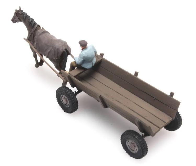 HOMME AVEC CHARRETTE 2 ESSIEUX EN BOIS TIREE PAR UN CHEVAL