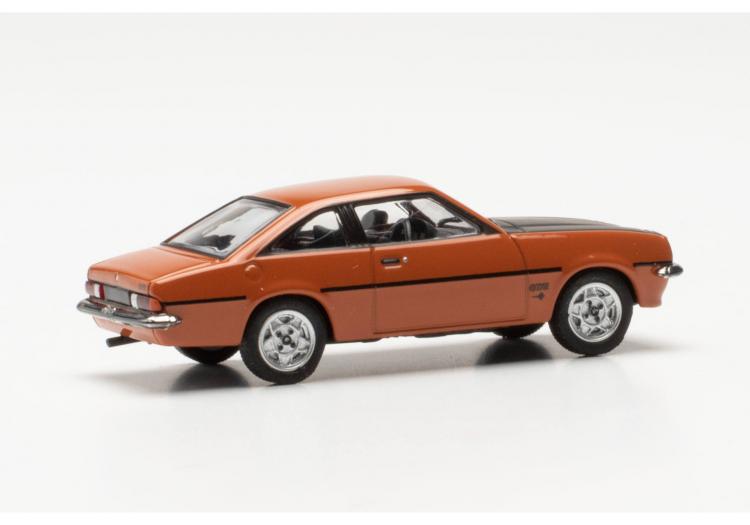 COUPÉ OPEL MANTA B GT/E 1975 ROUGE SIENNE CAPOT NOIR INTÉRIEUR NOIR