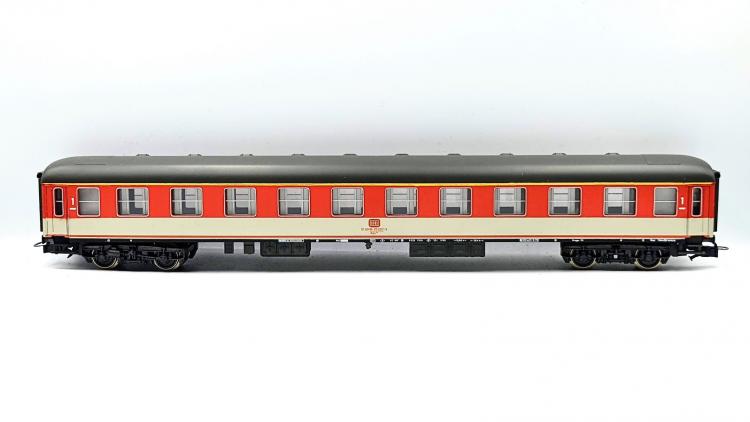 RAME DB 1°CL ET 2 °CL AVEC UN FOURGON BAGAGES