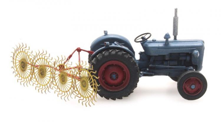 MACHINE DE FENAISON ROUGE ET JAUNE