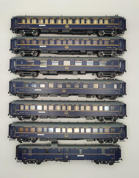 COFFRET DE 7 VOITURES VOYAGEURS CIWL LE TRAIN BLEU EPOQUE III (RERUN - A RESERVER)
