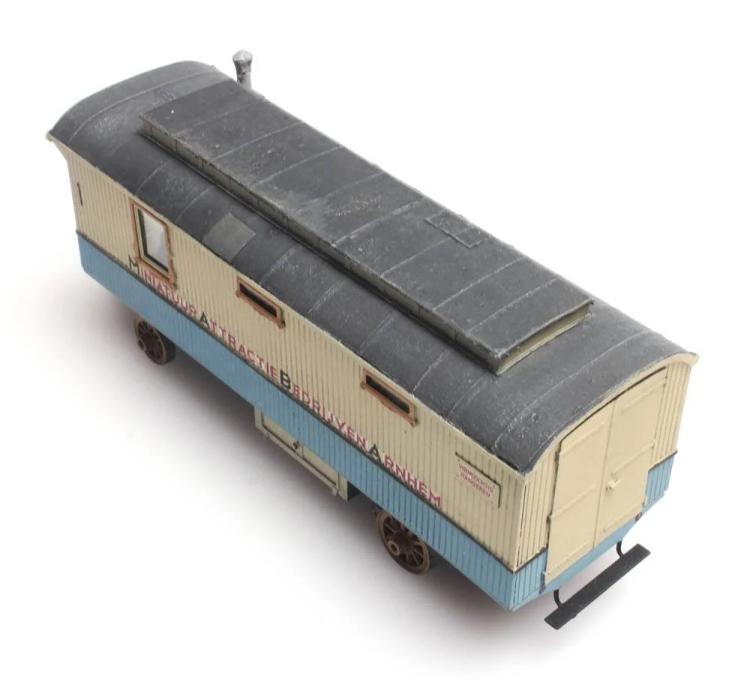 ANCIENNE ROULOTTE DE FORAIN BLEU CLAIR ET BEIGE ( MINIATUUR ATTRACTIE BEDRIJVEN ARNHEM )