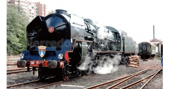 Locomotive à vapeur 241P17 tender 34P325, dépôt du Mans, version fin de service, SNCF
