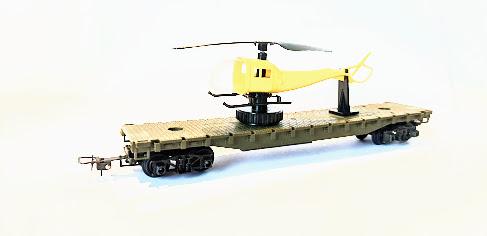 Wagon plat avec porte hélicoptère - avec mécanisme