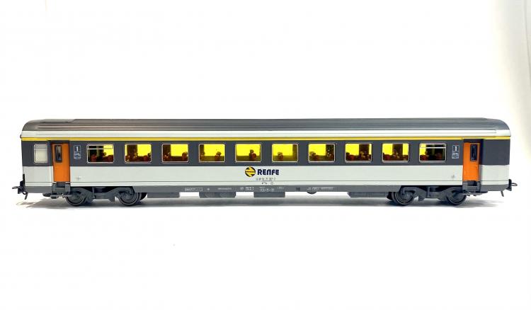 VOITURE VOYAGEURS CORAIL 1°CL RENFE - MAQUETTE SIGNAL / KM 108