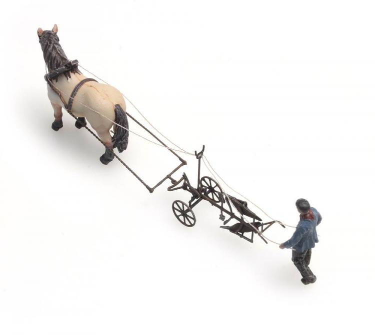 CHEVAL AVEC CHARRUE ET PAYSAN