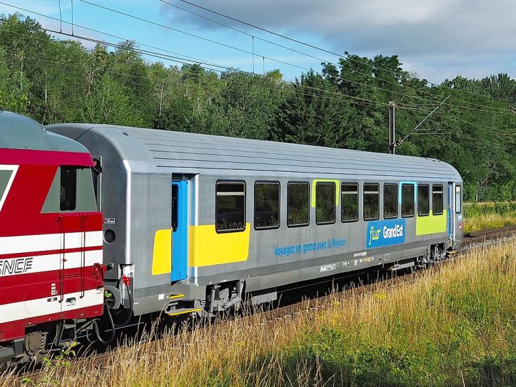 COFFRET DE DEPART SNCF BB 26000 + VOITURES CORAILS FLUO GRAND EST SNCF