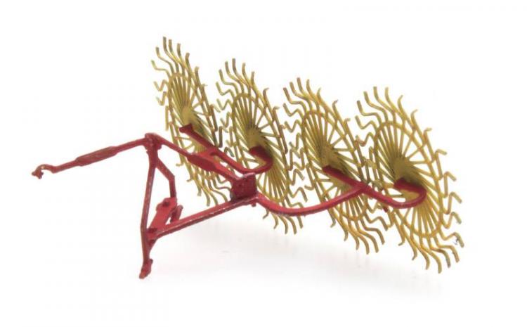 MACHINE DE FENAISON ROUGE ET JAUNE