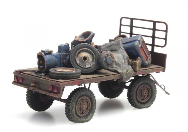 CHARRETTE A FOIN ROUILLE CHARGE DE VIEUX OBJETS