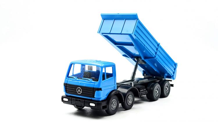 CAMION BLEU MERCEDES AVEC REMORQUE A BASCULE