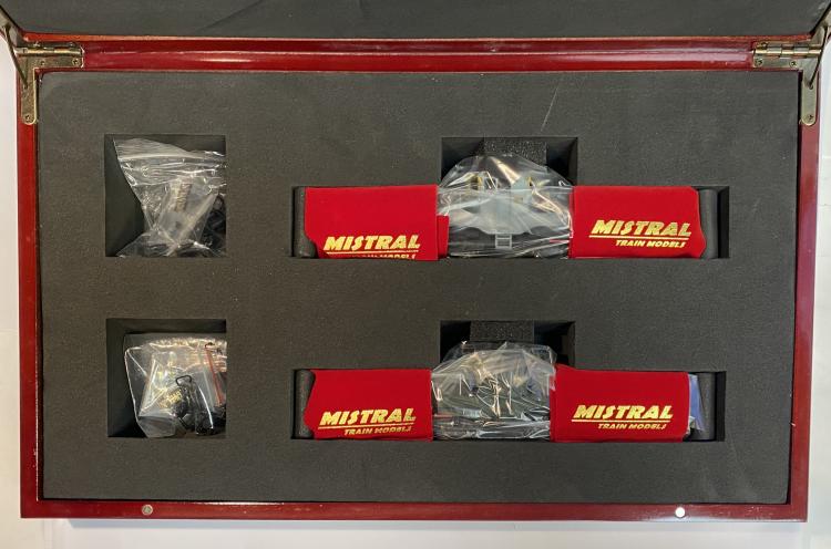 COFFRET DE 2 LOCOMOTIVES ELECTRIQUES MILLE PATTES E 1001/1002 DEPOT DE VIERZON/ORLEANS-LES AUBRAIS PO MIDI - EXCLUSIVITE PIERRE DOMINIQUE SERIE LIMITEE A 25 EXEMPLAIRES