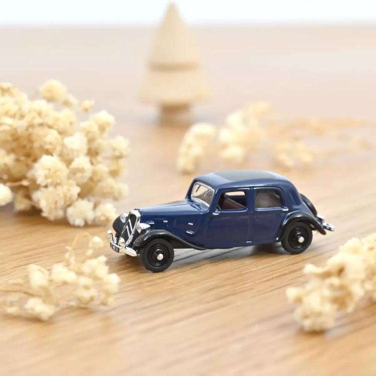 CITROEN TRACTION 7A BERLINE DE 1934 BLEU FONCE AILE NOIRE INTERIEUR BORDEAUX TOIT DECOUVRABLE