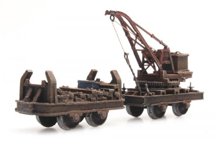 2 LORRIES CHARGEES ACCESSOIRES DE REPARATION ET GRUE - NON MOTORISEE