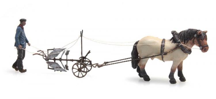 CHEVAL AVEC CHARRUE ET PAYSAN