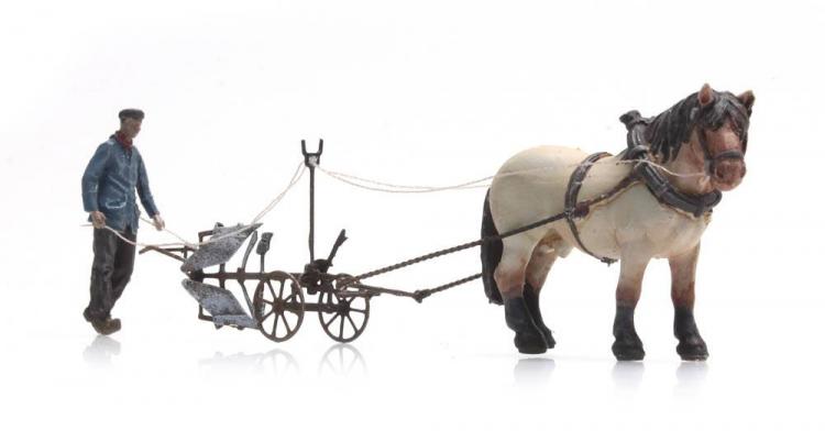 CHEVAL AVEC CHARRUE ET PAYSAN