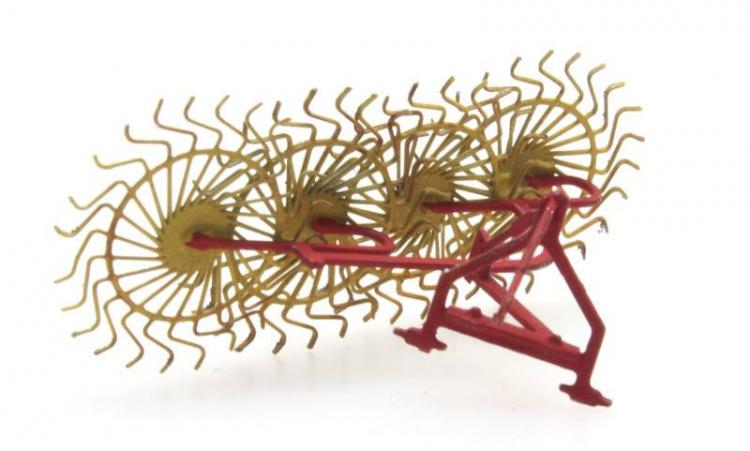 MACHINE DE FENAISON ROUGE ET JAUNE