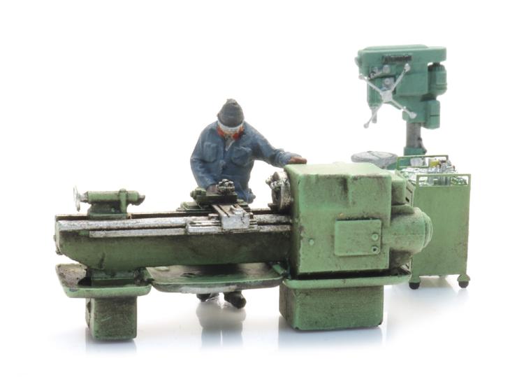 MACHINES POUR LE TRAVAIL DU MÉTAL AVEC FIGURINES (A RESERVER)